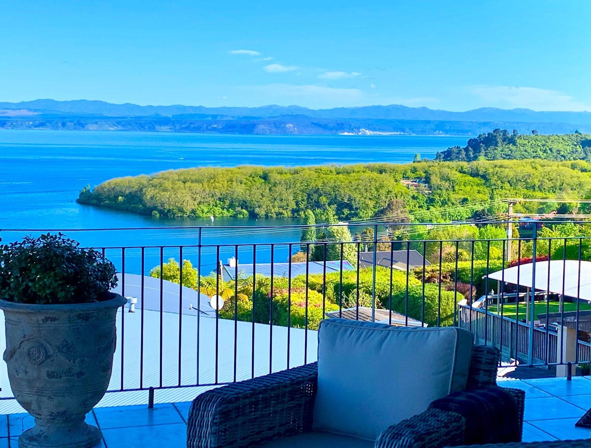 The Flying Trout Boutique Lodge Таупо Екстериор снимка