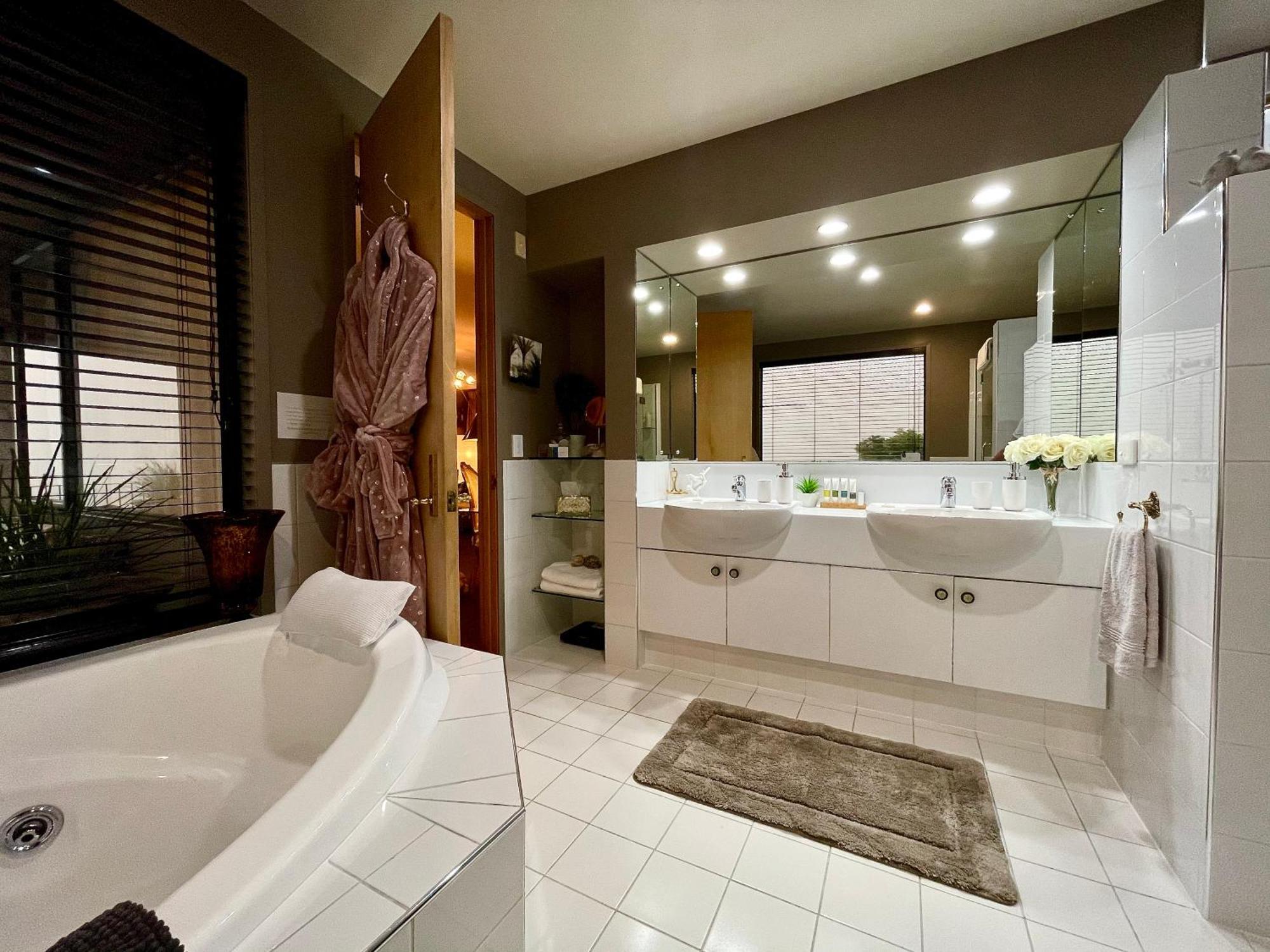 The Flying Trout Boutique Lodge Таупо Екстериор снимка